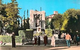 Mascara-Monument