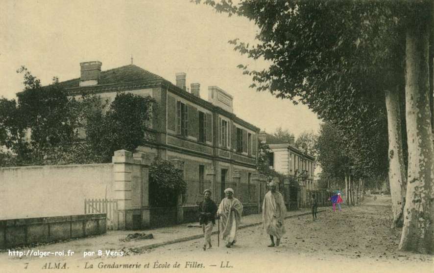 La gendarmerie et l'école de filles( second plan) , alma