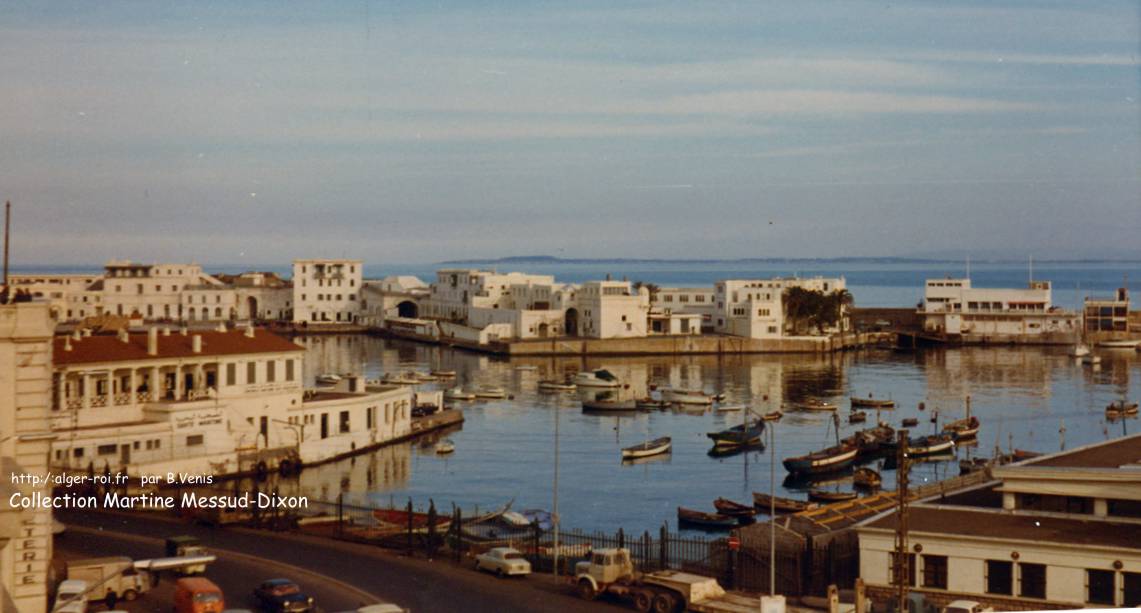 L'amirauté, ses arcades et le phare 