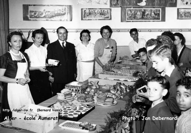 Préparation d'une fête par les institutrices et les parents d'élèves