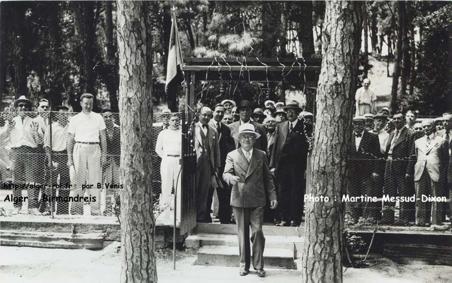 1946 : M. Sylvain FOURASTIER, maire de Birmandreïs inaugure le boulodrome.