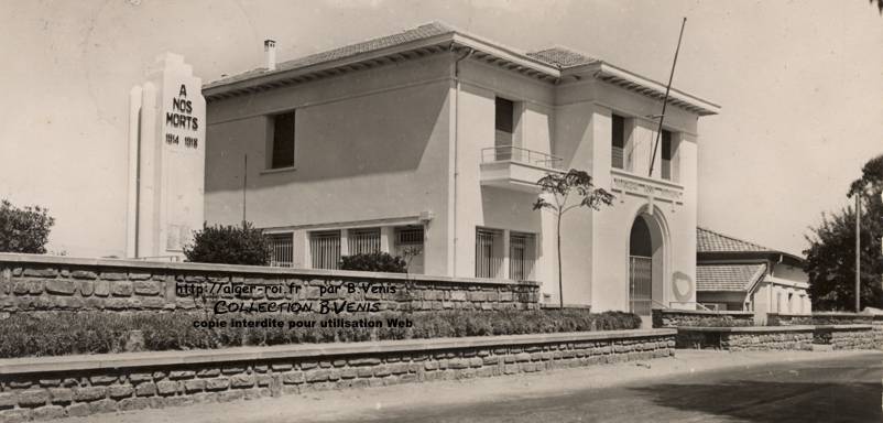 La poste et le monument aux Morts
