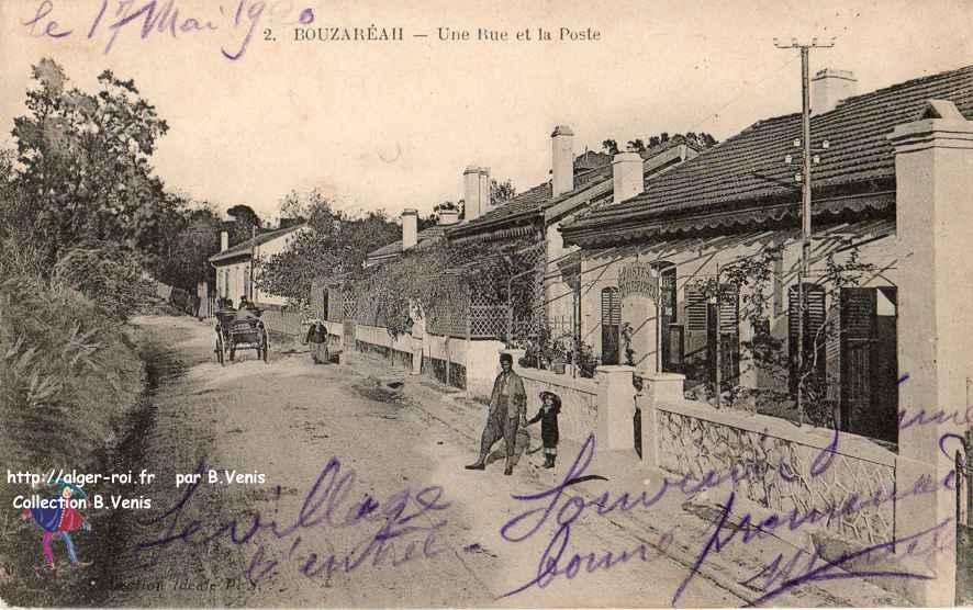 une rue et la poste. 