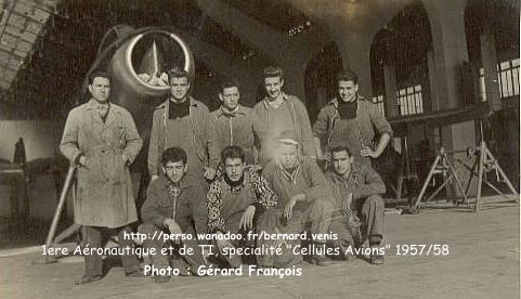 Atelier, éléves de 1ere Aéronautique et de TI, specialité "Cellules Avions", 1957-1958 