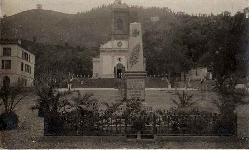 L'église. et le monument aux Morts
