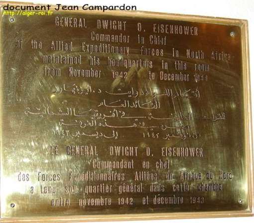 ...la plaque qui commémore la présence du Général Eisenhower dans la chambre qu'il occupait en 1942-43.»