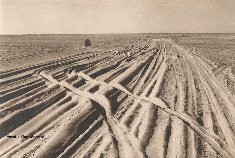 - "Autoroute du Sud", la piste entre Béchar et Béni-Abbès, en bordure du 