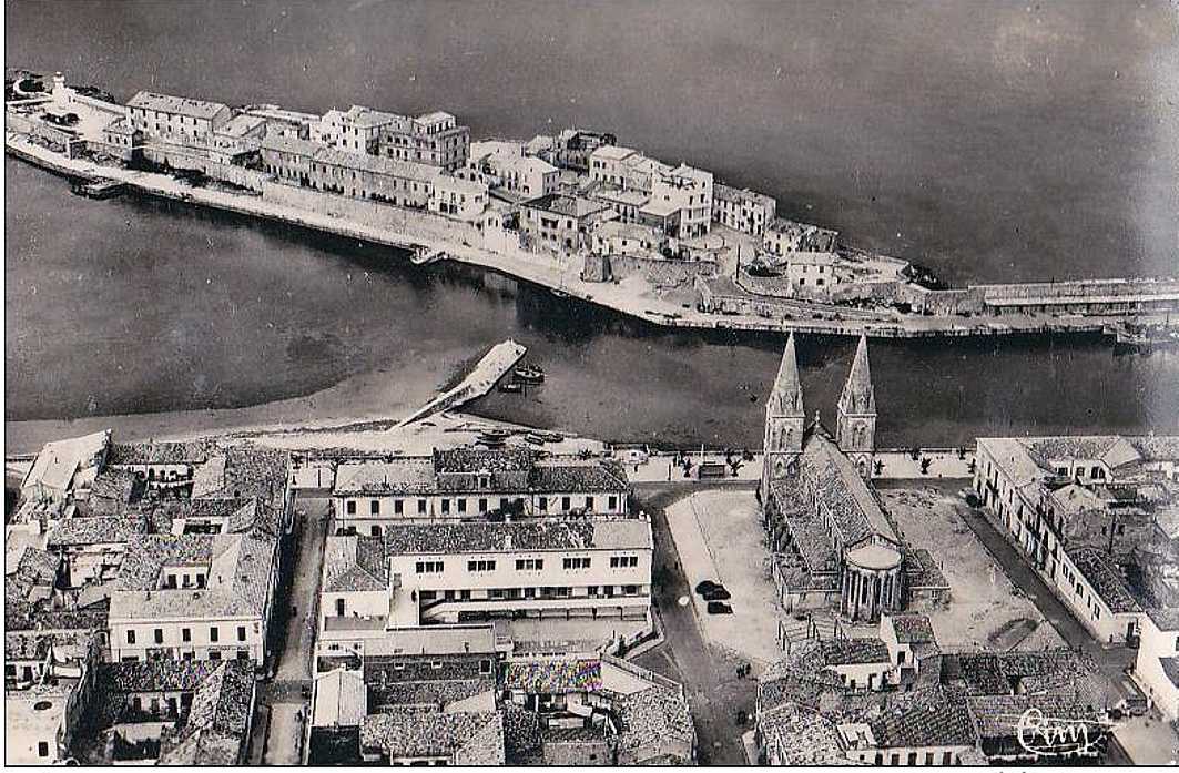 la-calle,calle,vue aerienne sur le port et l'eglise