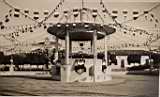 LE KIOSQUE , un jour de fête (14 juillet?), et la MAIRIE