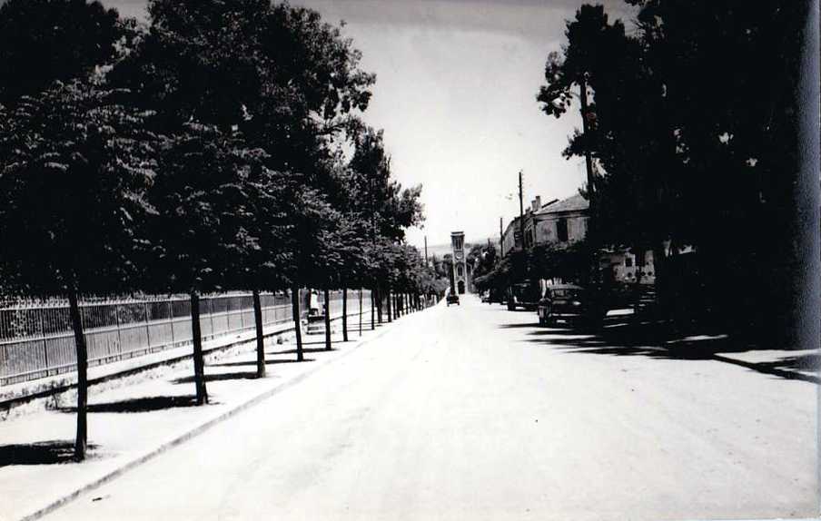 mila,une rue et l'eglise