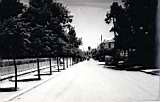 mila,une rue et l'eglise