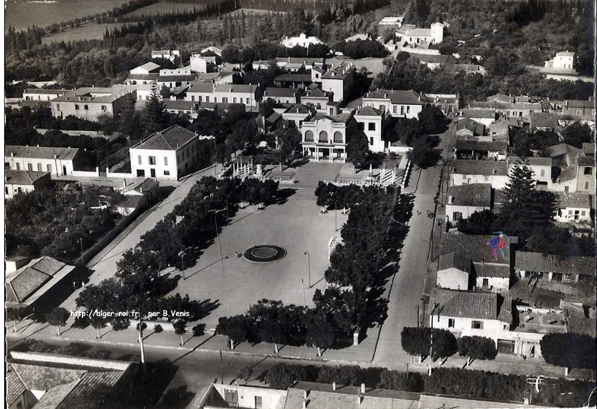 ue aérienne : la place et la mairie