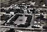 Vue aérienne : la place et la mairie