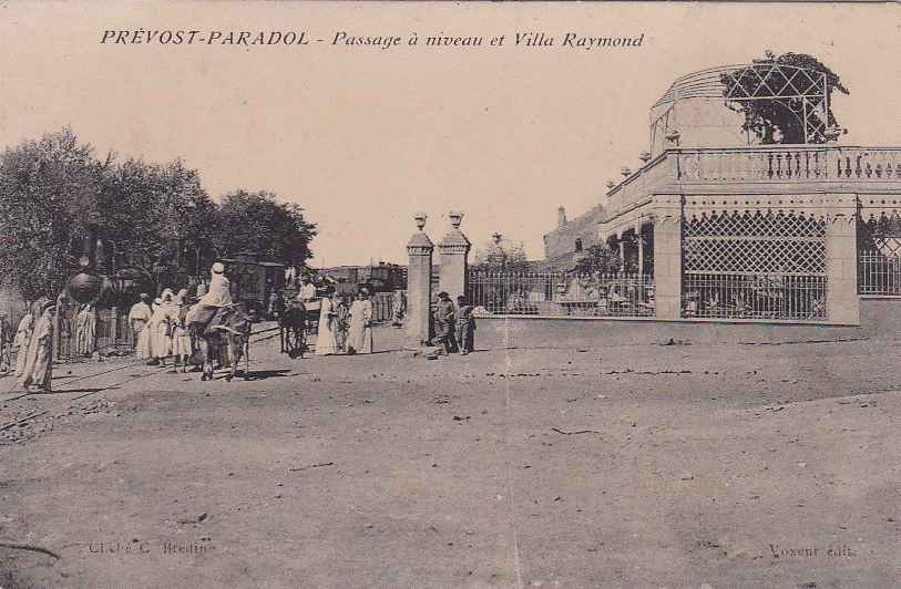 Passage à niveau et villa Raymond