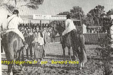 Mme Morin, épouse du directeur d'Air France, remet leurs récompenses à deux jeunes cavaliers du Club du Cheval de Cap-Matifou : on reconnaît au fond MM. Widenlocher, Viala et Morin, d'Air France. 