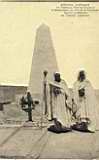 La tombe du Père de Foucauld à côté de la Pyramide élevée à la memoire du Gal Lapérinne