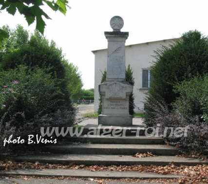 le monument aux Morts, près de la mairie