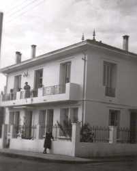 1953
----
Maison du Dr EBERT
Berthe EBERT au balcon