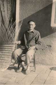 1948
----
Dominique PELLEGRINO
le marchand de nasses en plein travail