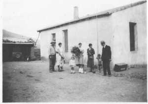 la famille Banon devant sa maison