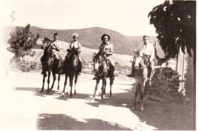 Deux Moghaniz
un militaire
et Lucien PETROWSKI "Igor"