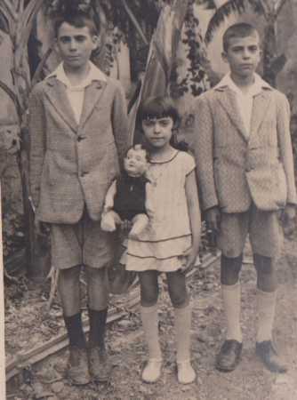 dans la cour de la Gendarmerie 
Raymond CHAFFORT
Jeanne CHAFFORT
Paul CHAFFORT