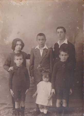 Famille CHAFFORT :
en haut :
Lucienne CHAFFORT
Fernand CHAFFORT
Pierre CHAFFORT
en bas :
Paul CHAFFORT
Jeanne CHAFFORT
Raymond CHAFFORT