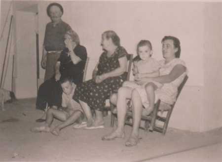 Famille CHAFFORT
----
Jean CHAFFORT
Yvonne MAS
Georges CARTEAUX
Marie CHAFFORT
Olga CARTEAUX
Jeanne CARTEAUX
(Olga CARTEAUX sur les genoux)
