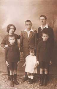 Les 6 enfants CHAFFORT vers 1927
De haut en bas :

Lucienne CHAFFORT
Fernand CHAFFORT
Pierre CHAFFORT
Paul CHAFFORT
Jeanne CHAFFORT
Raymond CHAFFORT