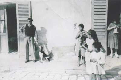 1951 - Devant la Douane
Etienne CHARBONNIER
avec son chien
Yvette MARCOT
qui tricote
Kheira ?
X
X