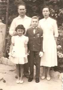 1957 
communion solennelle
d'Alain DI MEGLIO
avec ses parents et sa soeur