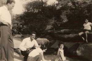A gauche debout: Mr Cousseau
Les enfants:  Sylvie et Roland FEREDJ
accroupi: Serge SEROR