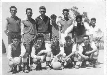 Foot - 21/1/1958
----
accroupis:
Christian PAYA
Claude LOFFREDO
Jacques CUCCINIELO
DEBZA ...
FERHAOUI Mohamed

Debouts :
XCF
Marc LANGENDORF
Paul RESTICONNI
VICIDOMINI Alain
Michel LOFFREDO
LEKHAILI "Tchitchi"
x