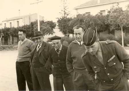 TENES 1956 / 1957
Au Boulodrome chez Fernand DELBANO
----
Clovis JANINET
Alphonse MANZANARES
Augustin CACCIUTTOLO
Charlot XICLUNA
Paul MATHIEU