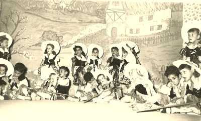 Concert des Ecoles Maternelles
le 22.06.1955
----
Devant la porte de la ferme :
Jocelyne KELLERMANN