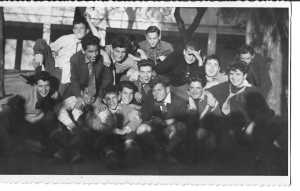13 Mai 1958
Pensionnat St Joseph
l'Escapade au GG
----
Rang du haut :
Georges GUERIT
Bernard ROSEAU
?
Jean Paul CAMILLERI
LOUCHO
?
CUNIN

Rang du Bas :
BERNARDI
GOMES
Daniel MANSION
PAQUETEAU
Pierre ROUX-PARIS
D'ANDREA
?
