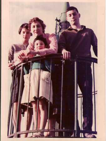 TENES - Le Phare du Port - 1959
Christiane CAMILLERI
Lucienne MANZANARES
Jean Paul CAMILLERI