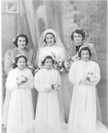 MILIANA - 1952
----
Mariage de Lucienne MANZANARES
avec au 1er rang 
Christiane CAMILLERI
Jacqueline et Michelle SOLARI
filles d'Odette CAMILLERI