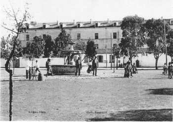 La place du MARCHE et la CASERNE