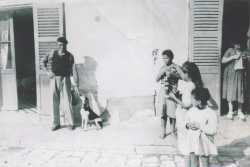 1951 - Devant la Douane
Etienne CHARBONNIER
avec son chien
Yvette MARCOT
qui tricote
Kheira ?
X
X