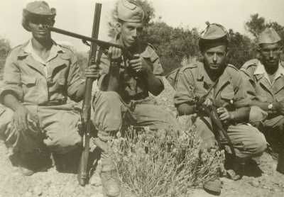 Commando du Vieux TENES
Les Harkis de la Famille MIRAOUI
----
Ali MIRAOUI avec le fusil