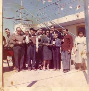 devant la Guinguette
----
POLETI (joueur de baby foot)
LAMARQUE
CHARBONNIER
FARGUES Raymond (le petit jeune)