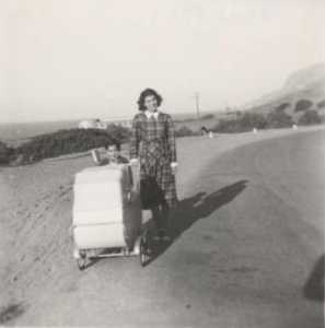 1951 - Colette Sala
et ses filles
route du Port
