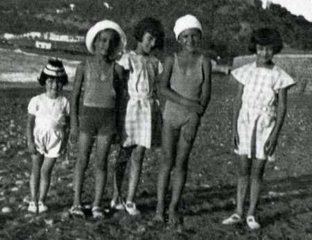 Sur la plage de TENES
Nicole MASSELOT (famille VAUGIEN)
Jean MASSELOT (famille VAUGIEN)
Micou GARISSON
Gabrielle CHABERT "Gaby"
Colette CHABERT