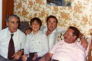 La Ciotat 23 oct 1983
Chez la famille BERTONA
---
Alexandre CARCELES
F. DELAIGLESIA
Roland DELAIGLESIA
Guy WERY