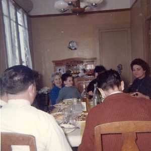 Avril 1962

Un des derniers repas en Famille avant l'exode
De G/D Premier plan de dos WERY Guy 
CACCIUTTOLO Paul (fils)
Au fond CACCIUTTOLO Antoinette "Nanette"
CACCIUTTOLO Georges (fils de Paul et Jeannine) 
CACCIUTTOLO Lucie "Lucienne" 
WERY Rose-Marie