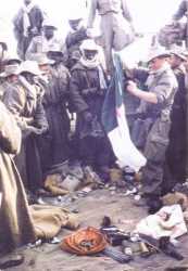 7 novembre 1956 
Djebel BOU-KAHIL
Sergent BOILEAU qui
regarde un drapeau FLN saisi