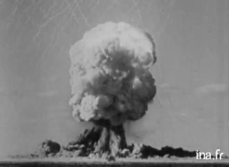 explosion-de-la-premiere-bombe-atomique-francaisebombe-reggane1-