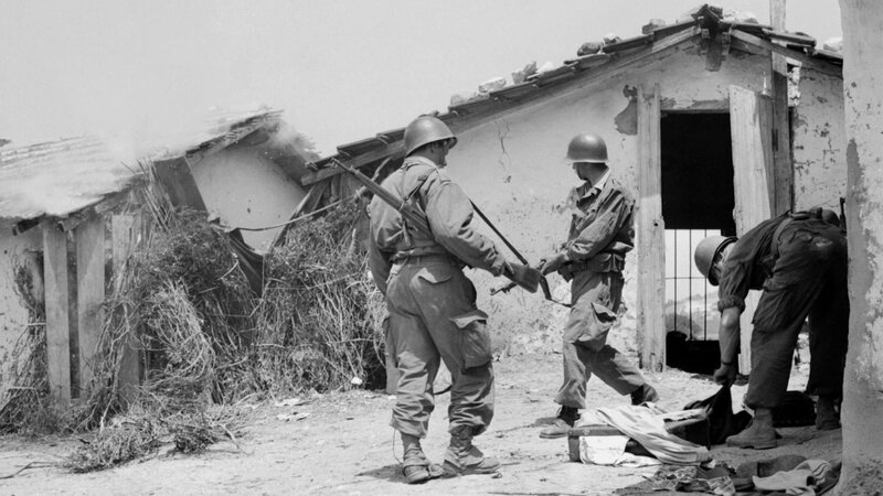 photo-datee-de-1956-de-militaires-inspectant-les-decombres-d-une-briqueterie-incendiee-par-des-independantistes-algeriens-pendant-la-guerre-d-algerie-debutee-en-octobre-1954-la-guerre-d-algerie-s-achevera-quelques-mois-