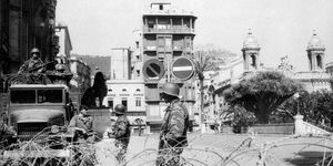1560846_3_dc6d_des-soldats-francais-en-position-sur-un-camion_c21c6448a68704f1817ff87e80574afe